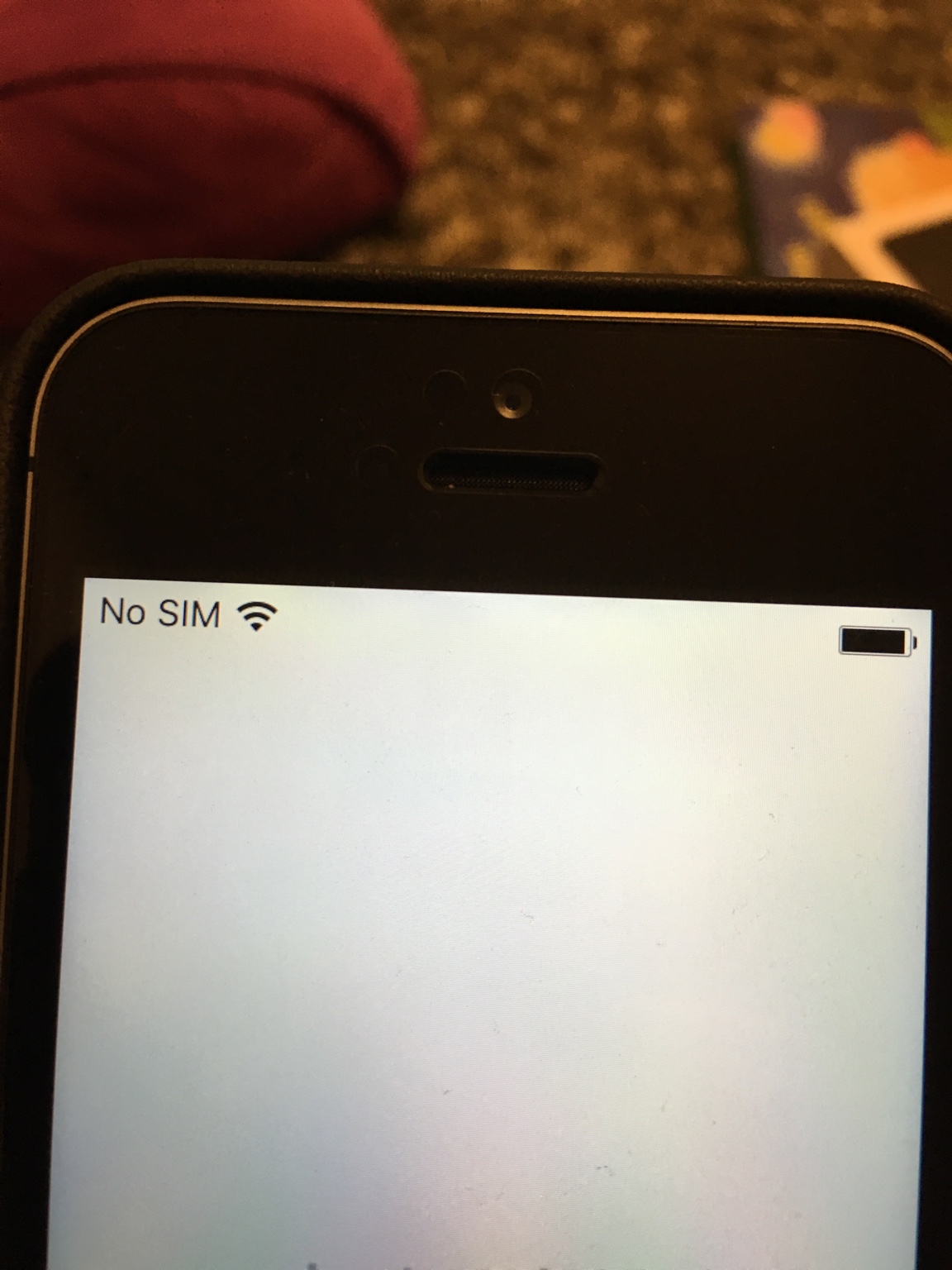 iPhone SE met gele gloed