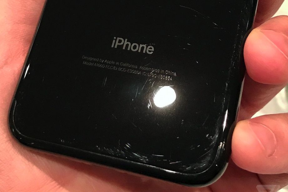 Gitzwarte iPhone 7 met krassen