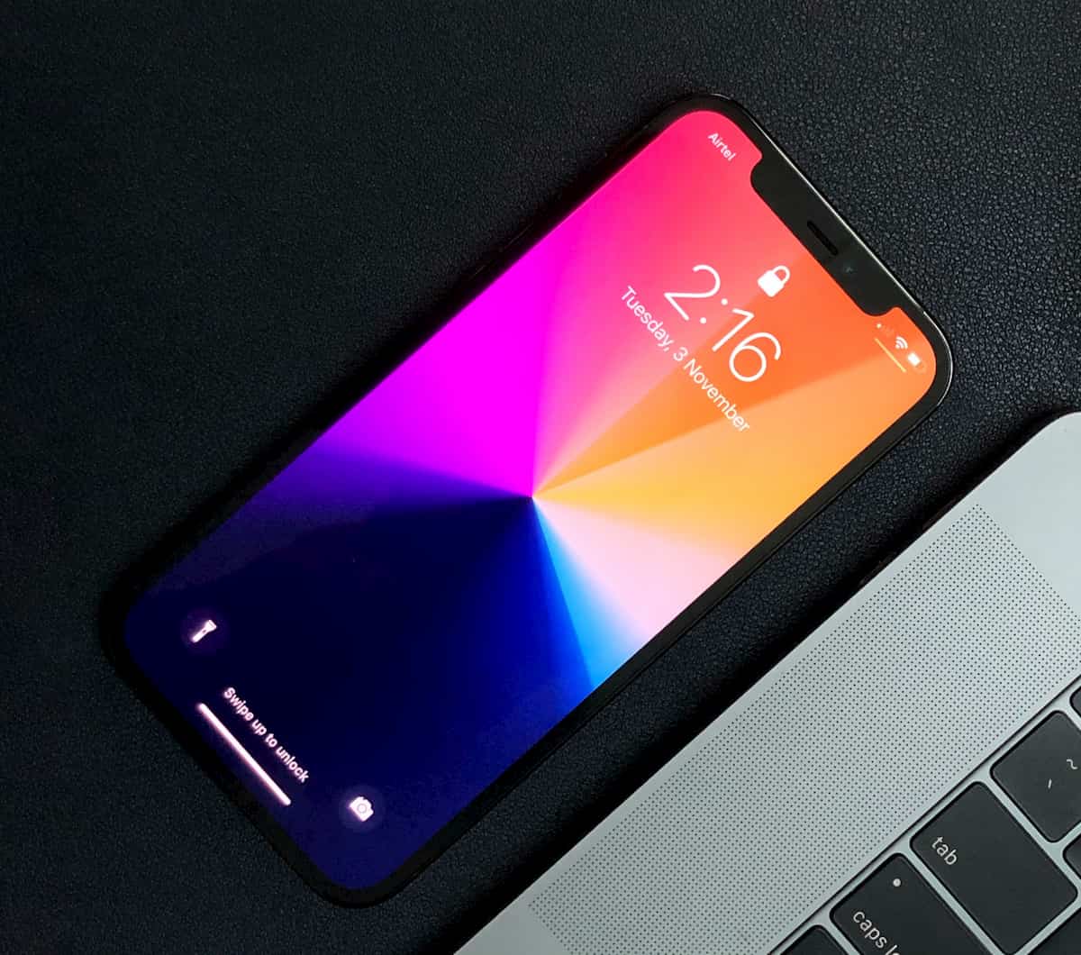 iPhone 13 met MacBook