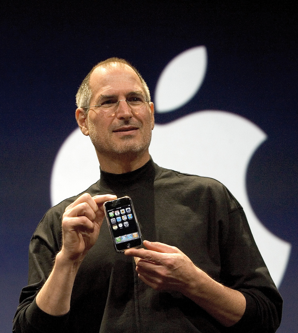 Steve Jobs met eerste iPhone