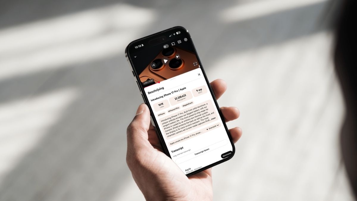 iPhone met YouTube in hand