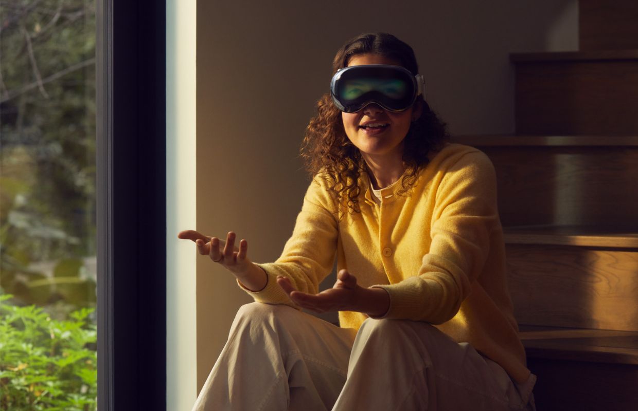 Vrouw met Apple Vision Pro