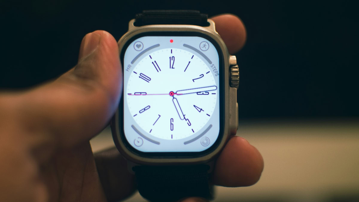 Apple Watch met actieve wijzerplaat in hand