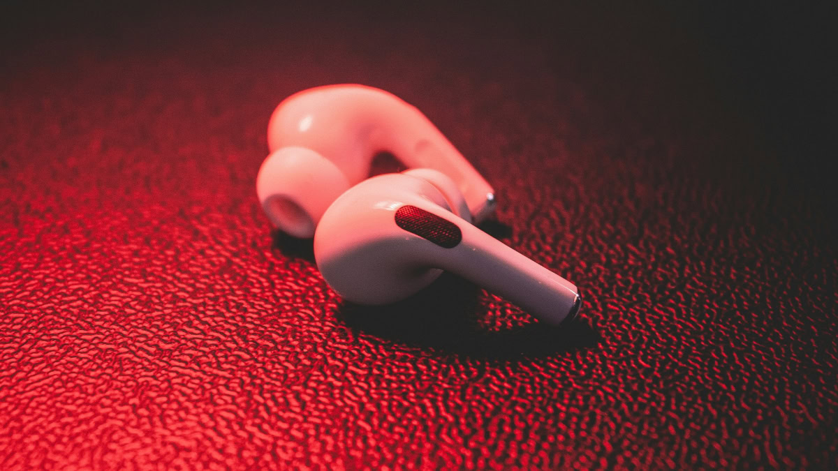 AirPods Pro op grond met rode gloed