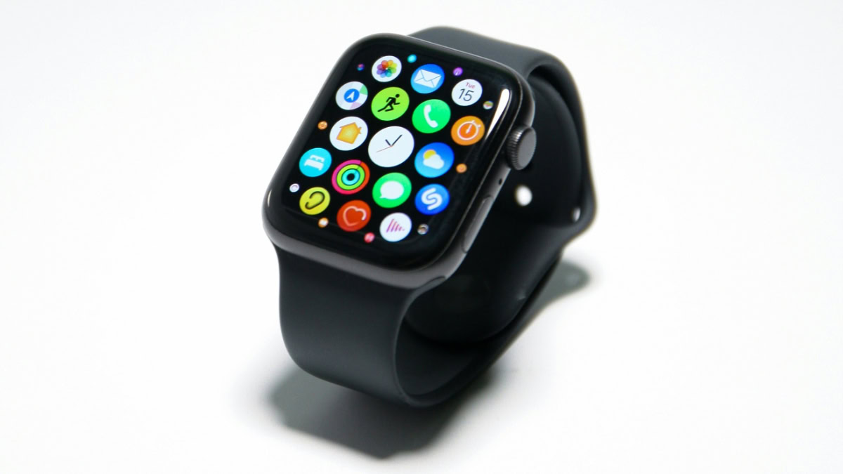 Apple Watch SE op witte ondergrond