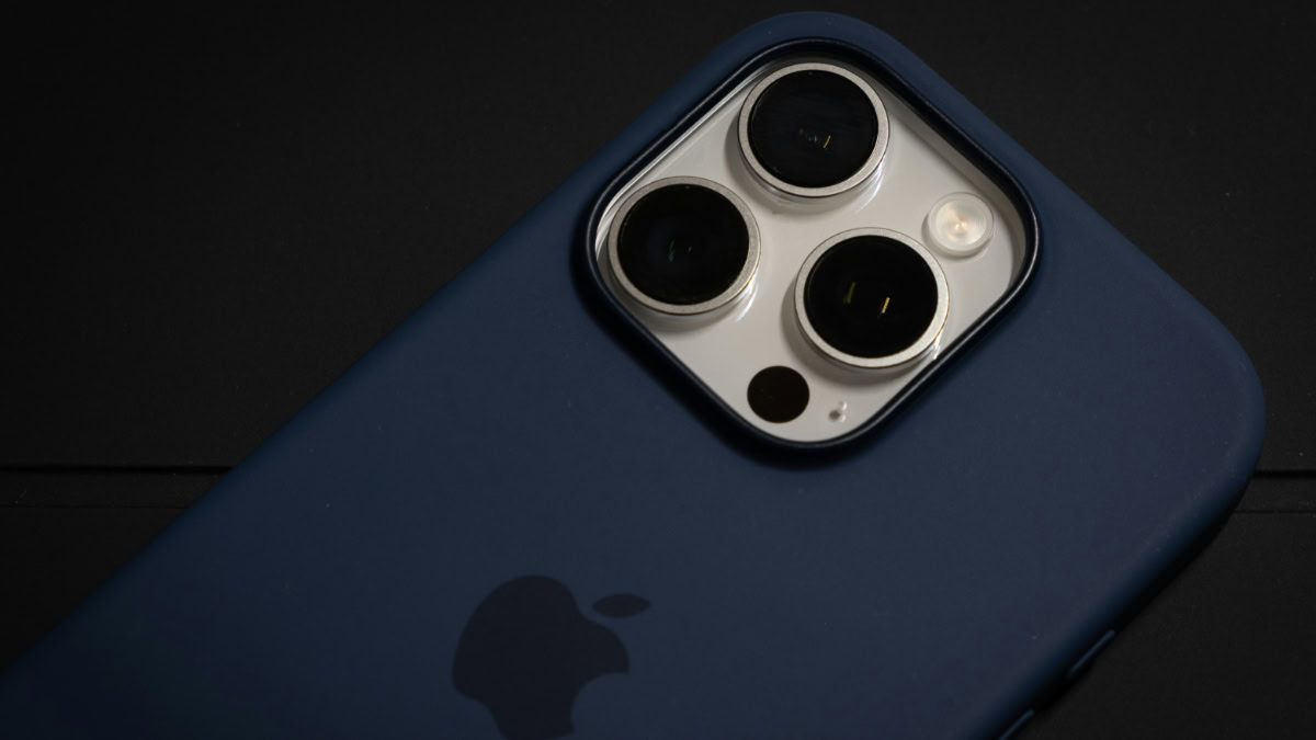 iPhone 17 Pro in donkerblauw hoesje met Apple-logo
