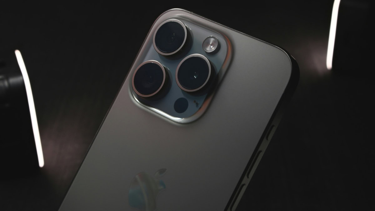 iiPhone 16 Pro met lichtstrips ernaast