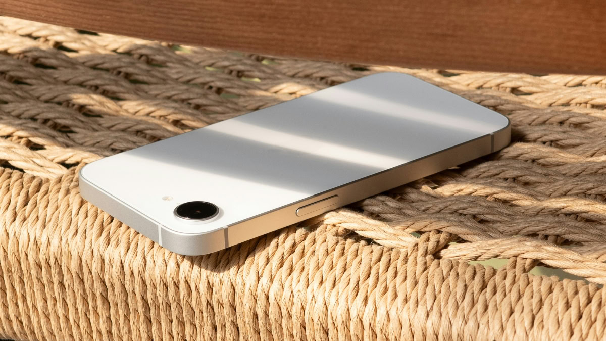 iPhone 16e op rieten stoel