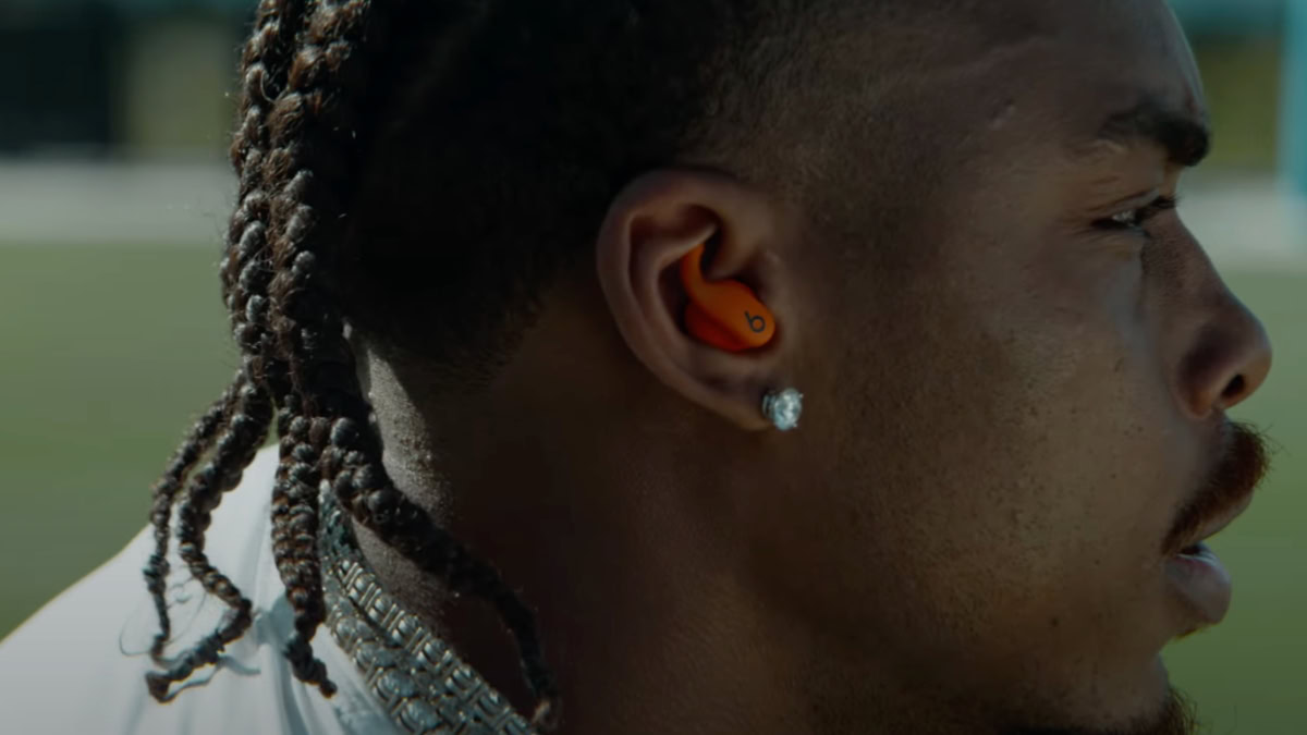 Sportende man met Powerbeats Fit in oor