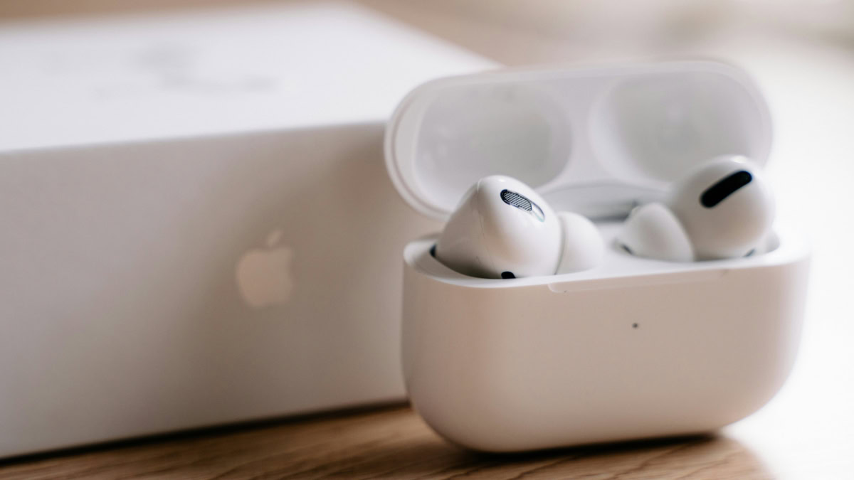AirPods Pro in oplaaddoosje, naast verpakking