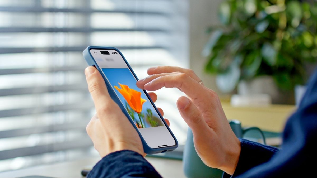 Persoon probeert Haptic Touch uit op iPhone