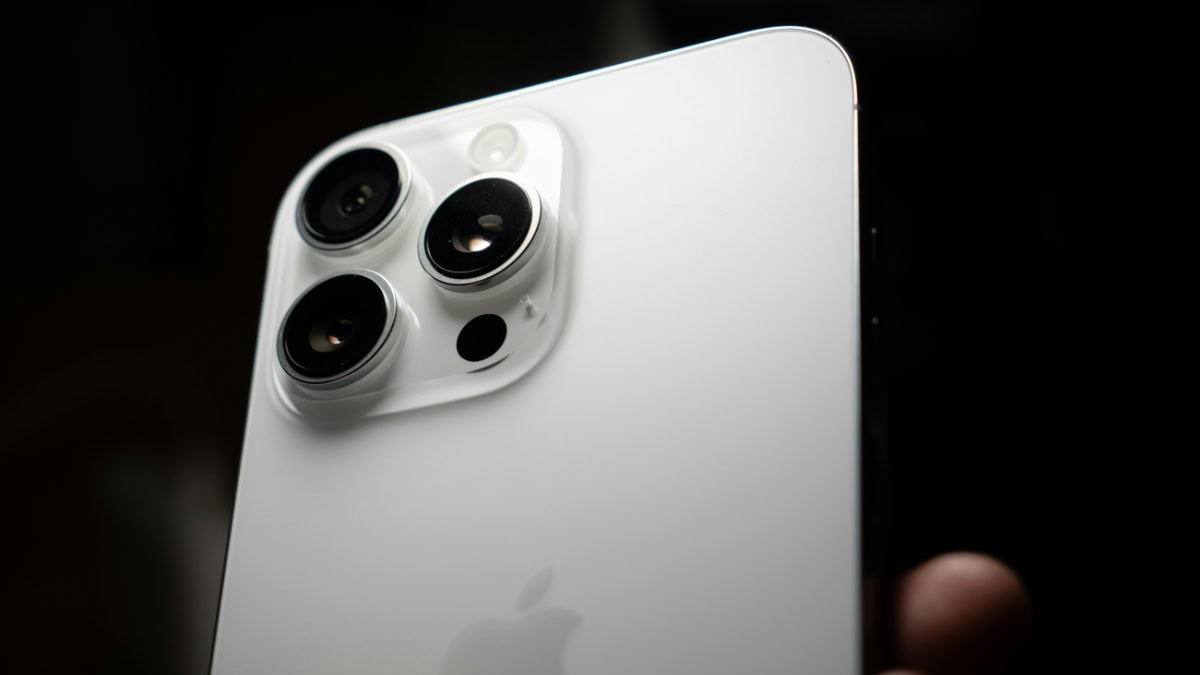 Bovenkant van witte iPhone 16 Pro uit kikkerperspectief