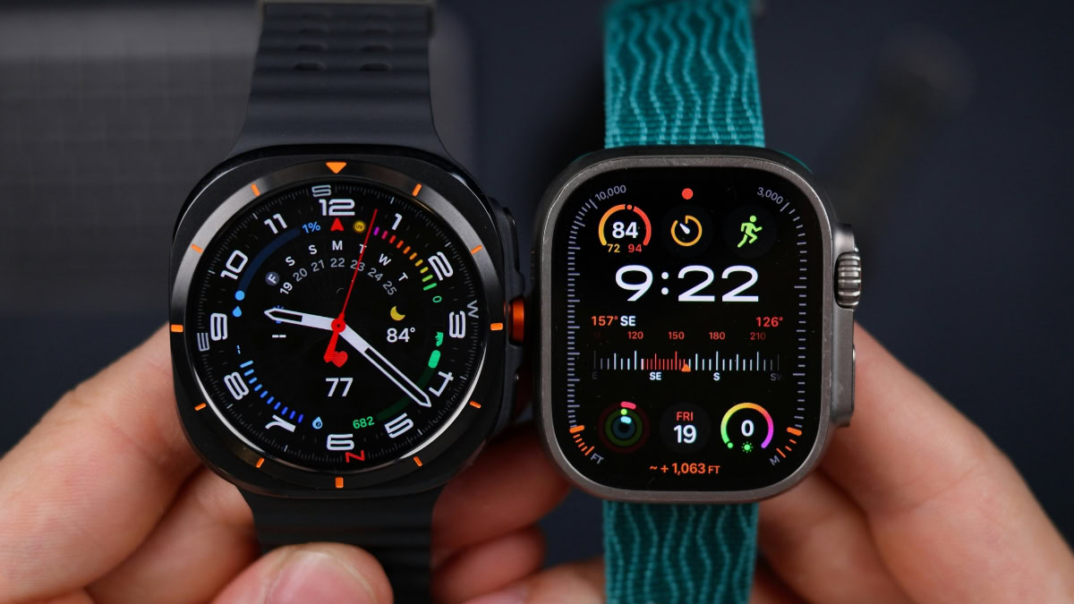 Apple Watch en andere smartwatch in handen