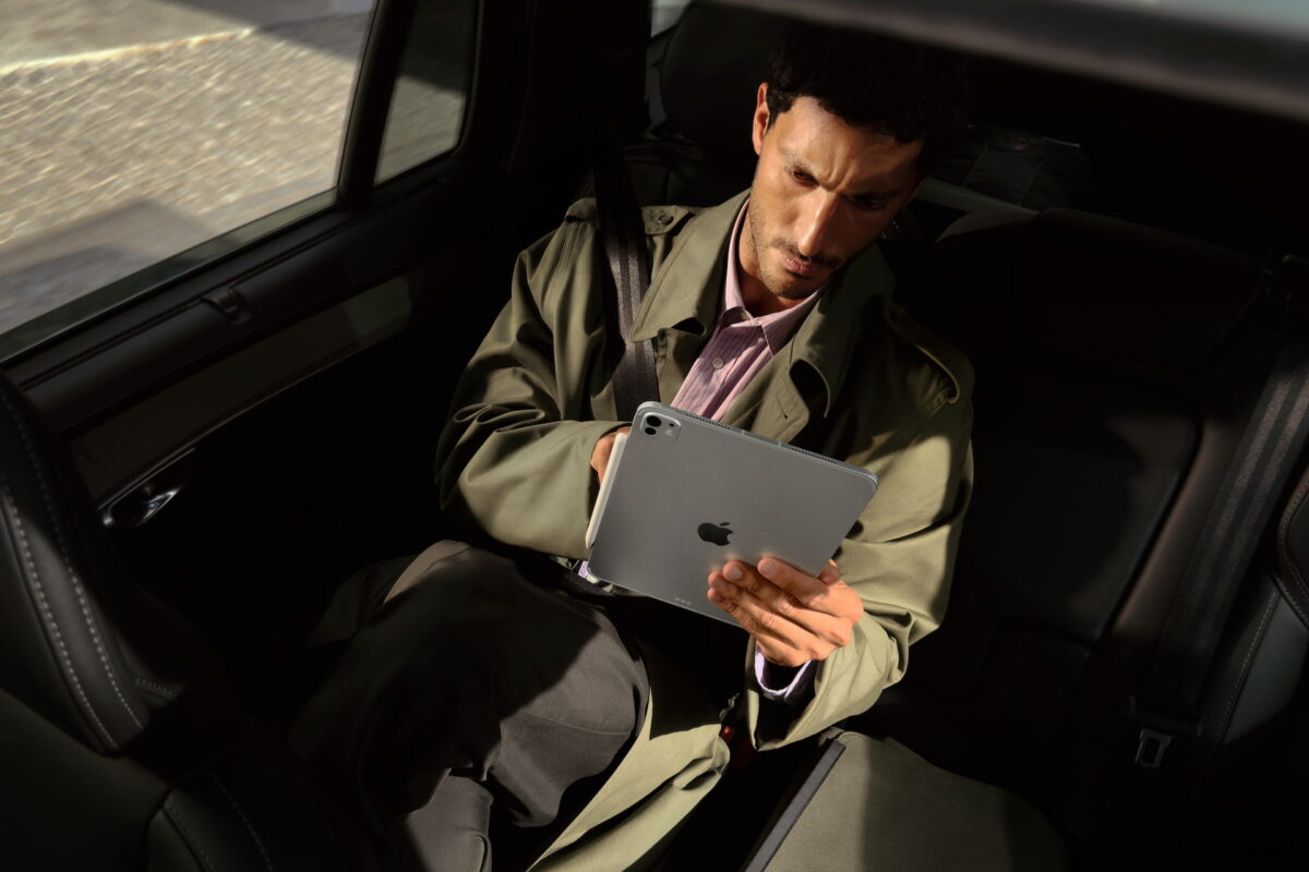 Man in auto met iPad Pro 2025