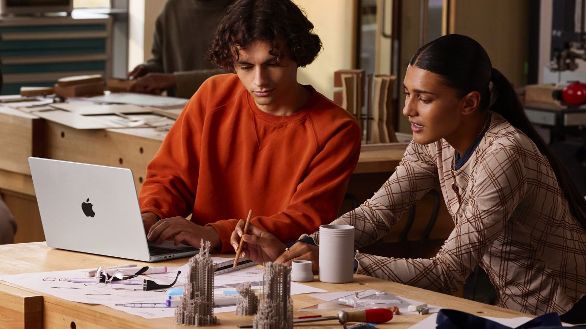 Mensen werken samen met MacBook Pro M5 14-inch