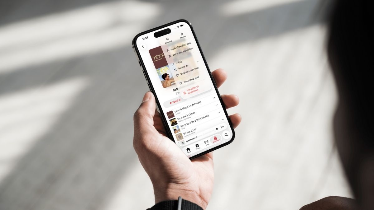 iPhone met Apple Music in hand