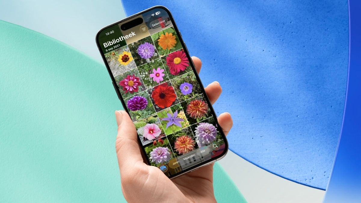 iPhone in hand met Foto's-app erop