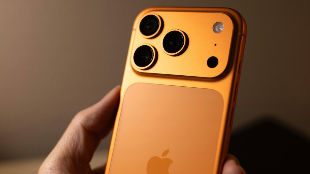 iPhone 17 Pro in hand