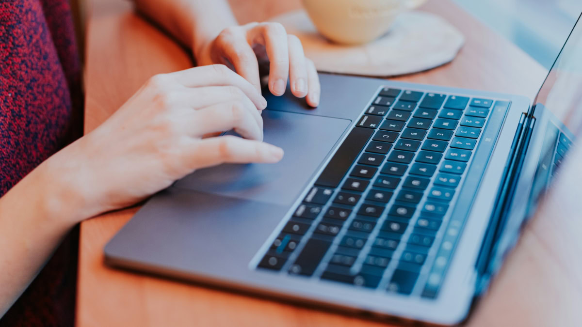 Handen typend boven MacBook