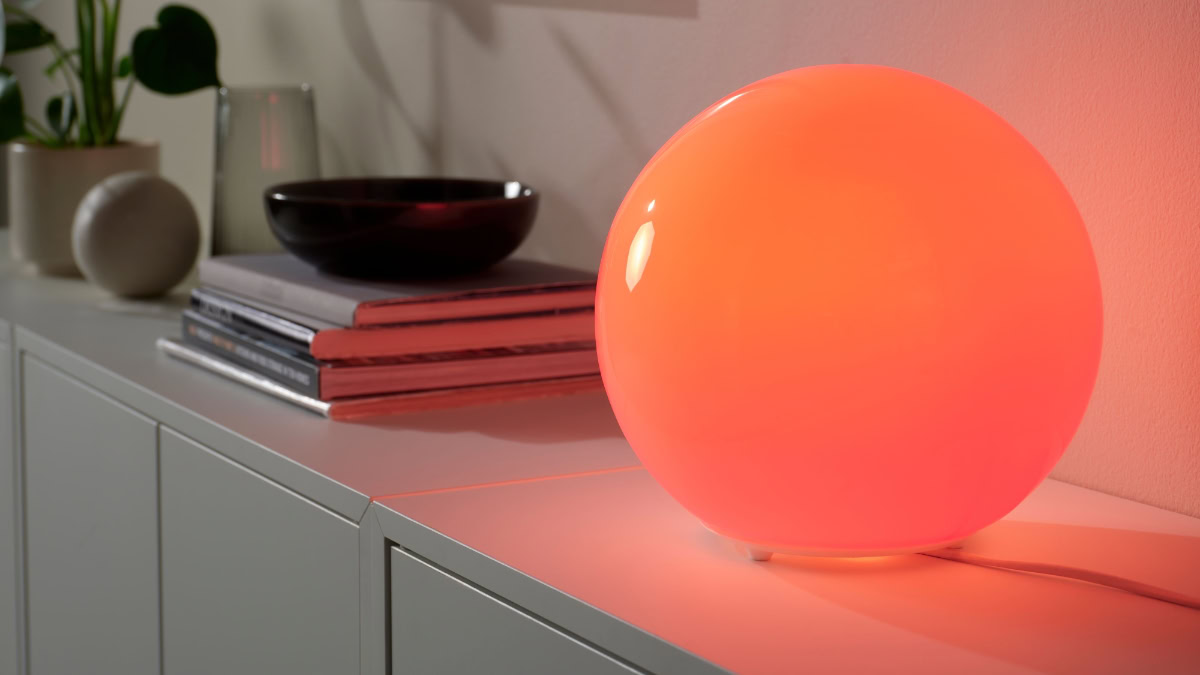 Lamp van IKEA op kast