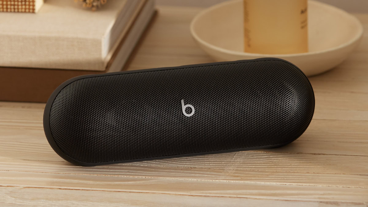 Beats Pill op houten ondergrond