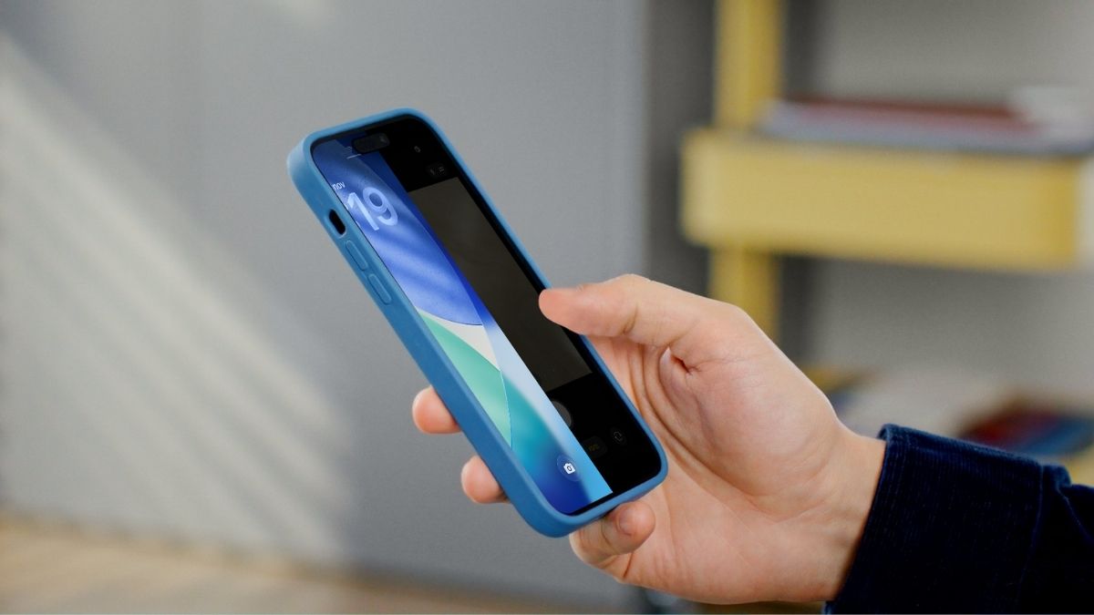 iPhone in hand waarop camera open wordt geveegd