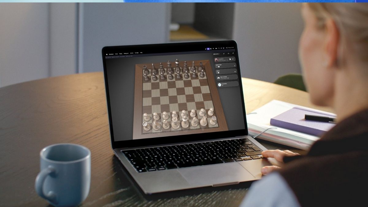 Mac op bureau met Schaakbord spel