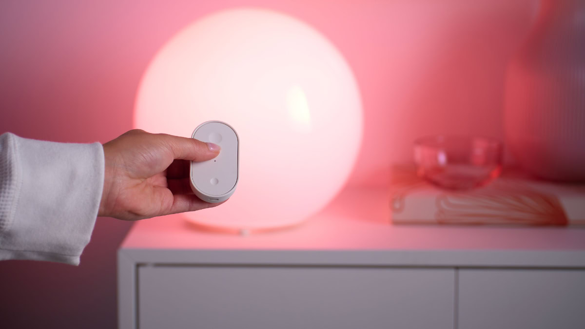 Afstandsbediening IKEA in hand voor lamp