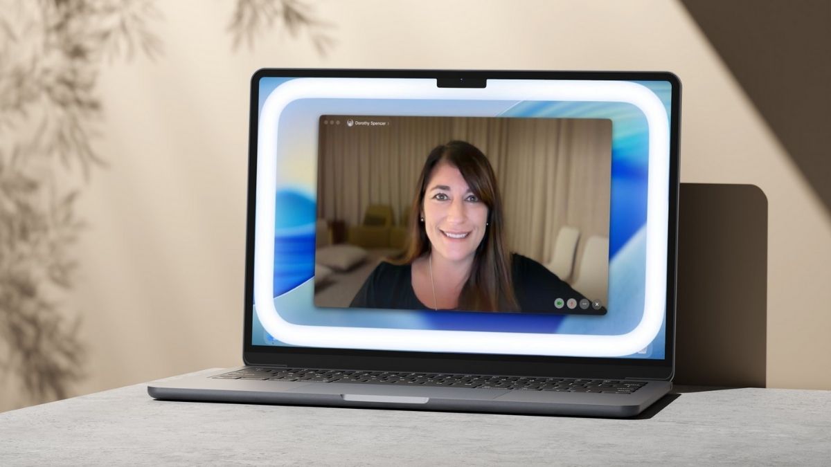 MacBook met Edge Light en persoon in beeld