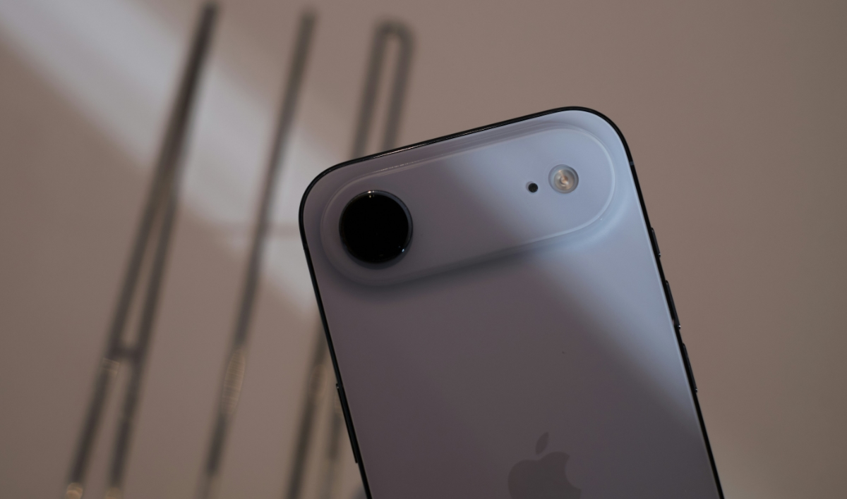 iPhone Air van dichtbij, met Air-logo erachter