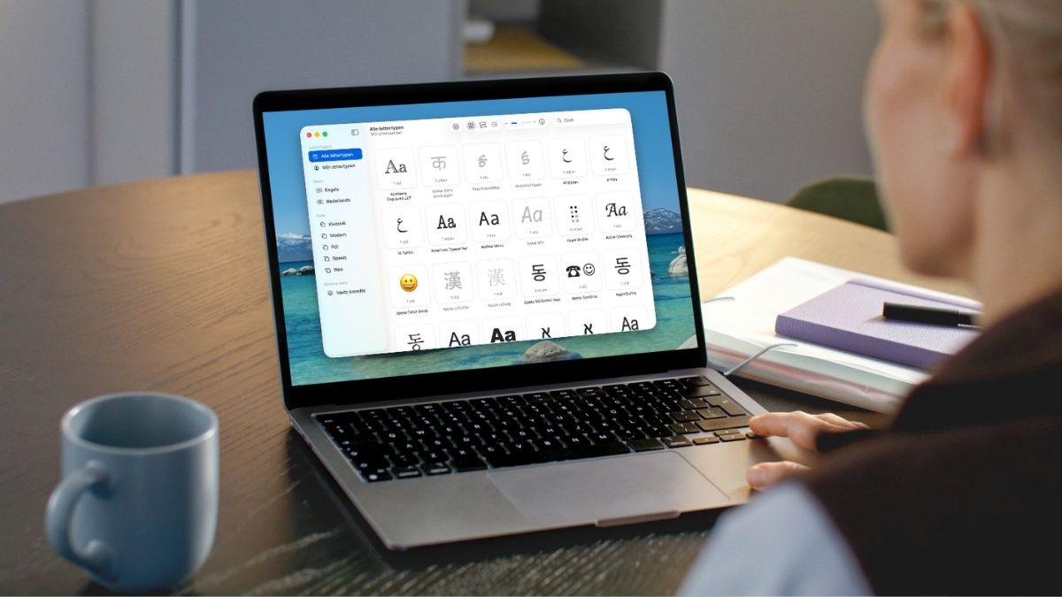 MacBook op bureau met Lettertypecatalogus geopend