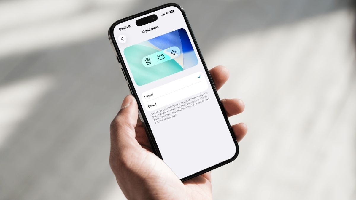 Liquid Glass instellingen op iPhone in hand