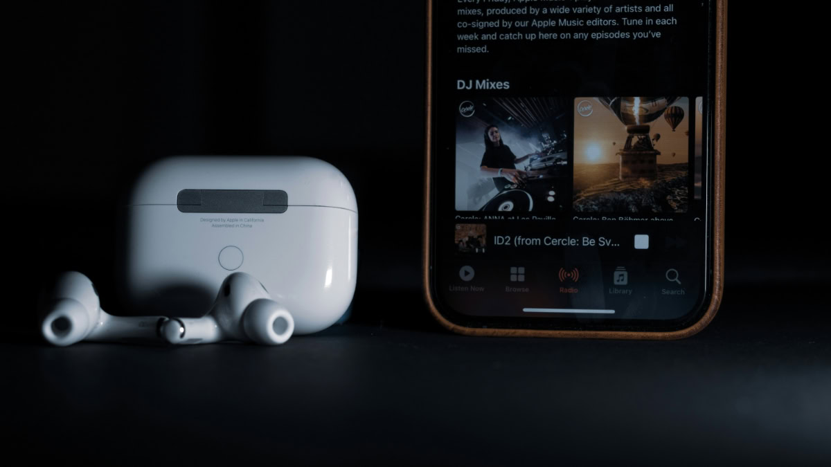 AirPods-doosje naast iPhone