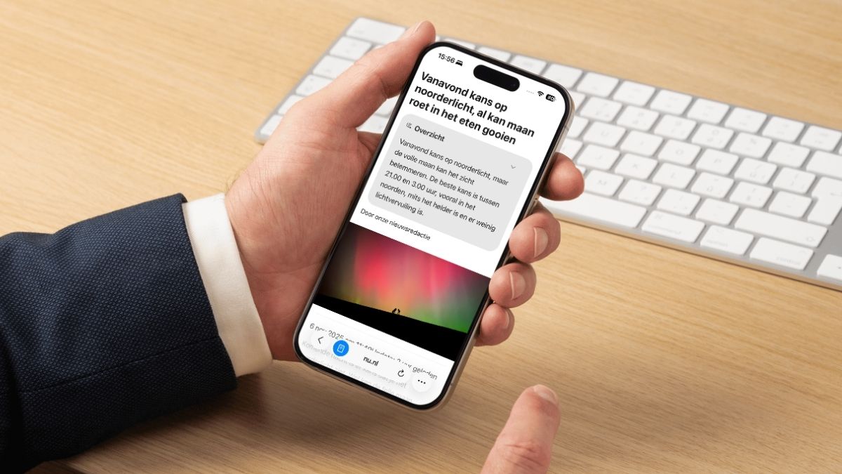 iPhone in hand met daarin samenvatting van Safari artikel