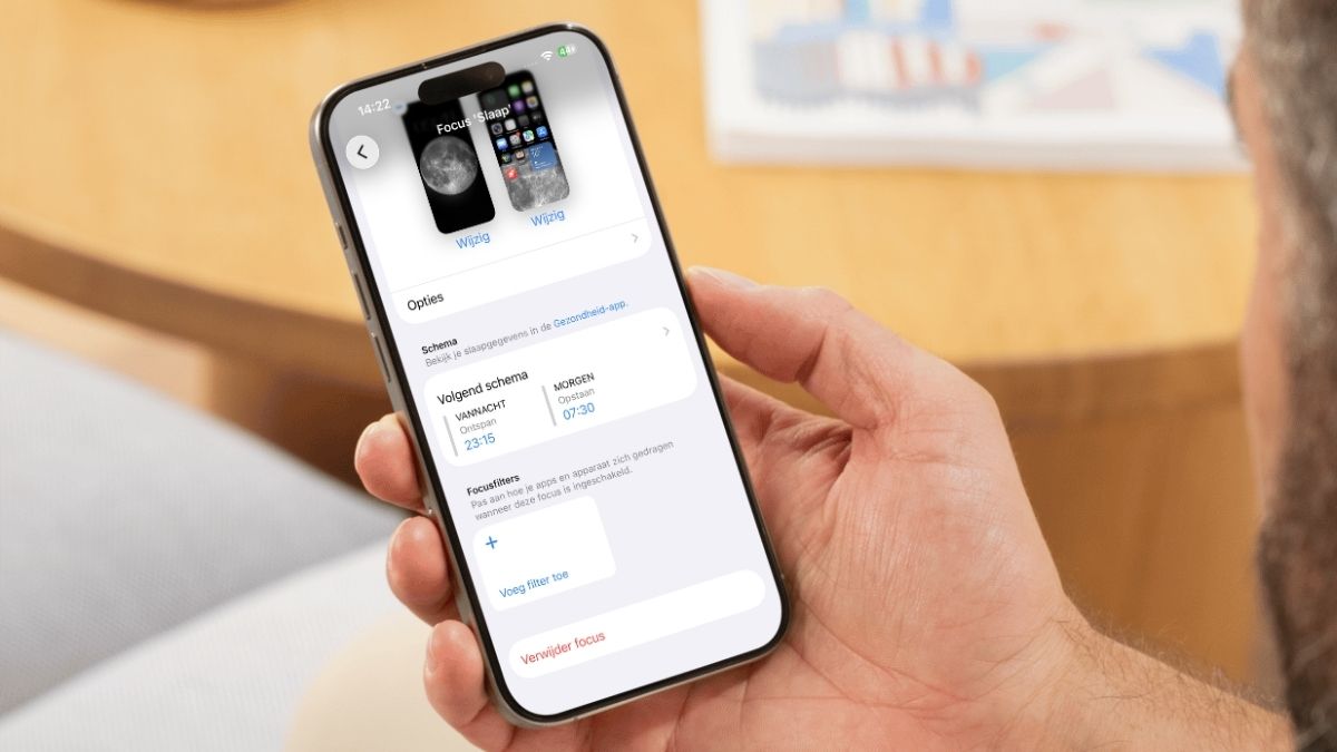 iPhone in hand met instellingen Slaapfocus
