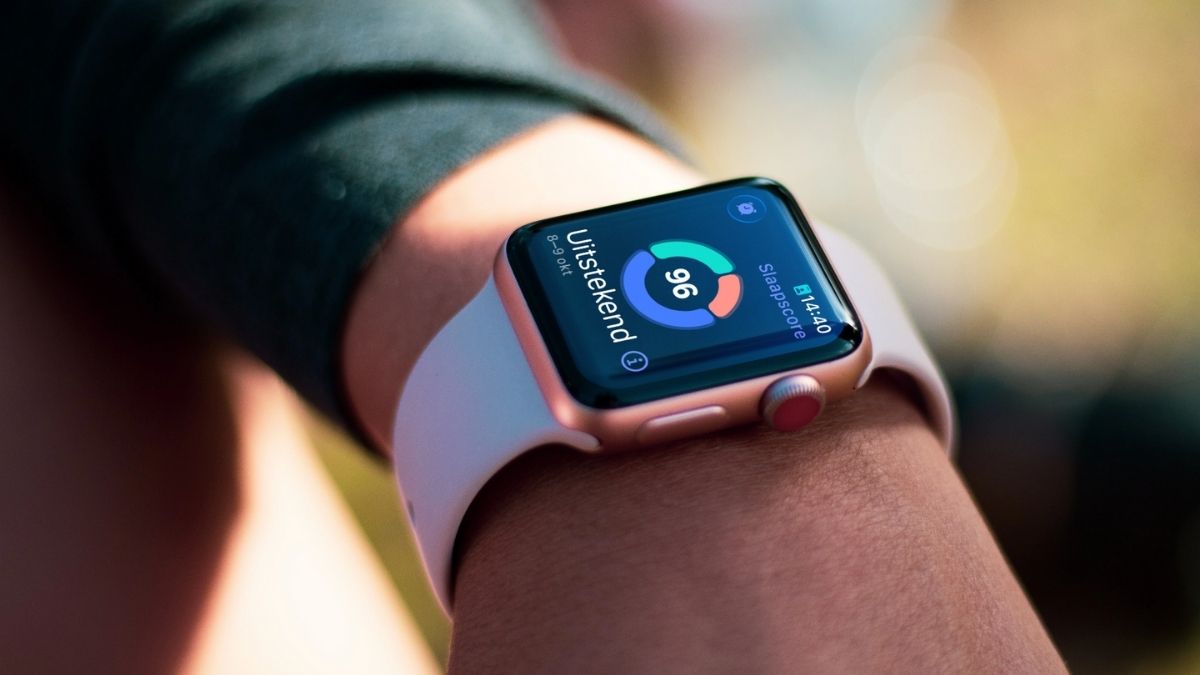 Apple Watch om pols met slaapscore op scherm