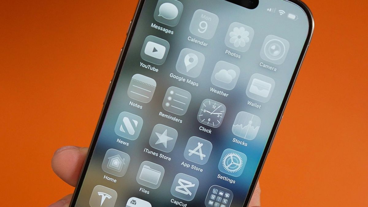 iPhone met iconen van Liquid glass