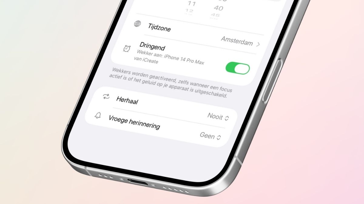 iPhone met instellingen voor wekker in Herinneringen