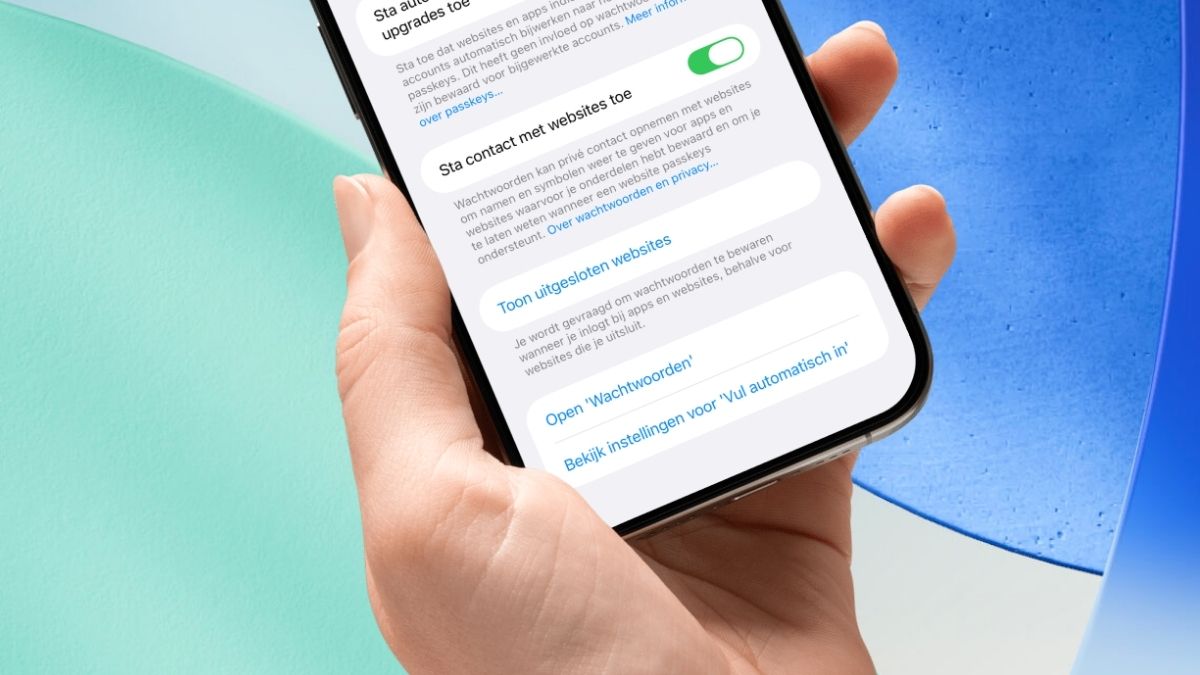 iPhone in hand met instellingen Wachtwoorden