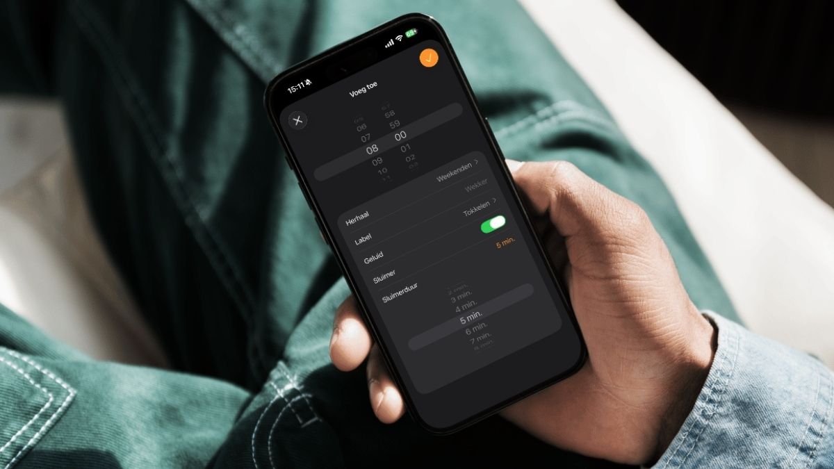 iPhone met Klok-app in hand