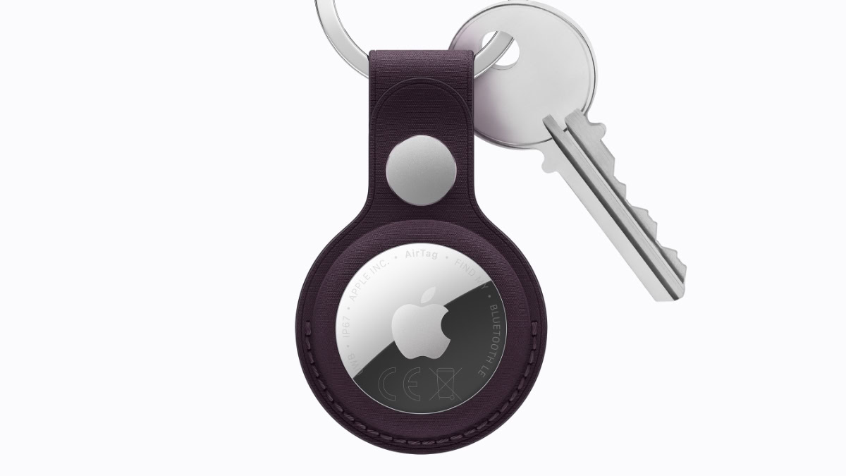 AirTag in AirTaghouder, aan sleutelbos met sleutel