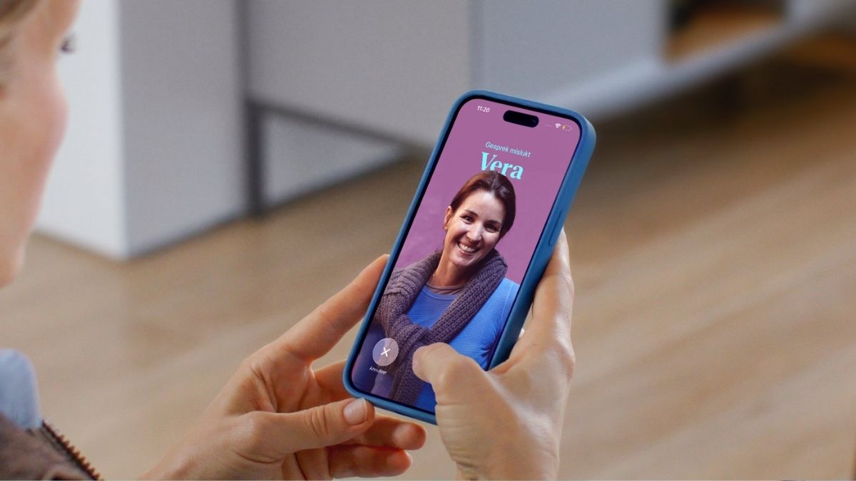 Vrouw met iPhone in hand waarop ene Eva belt