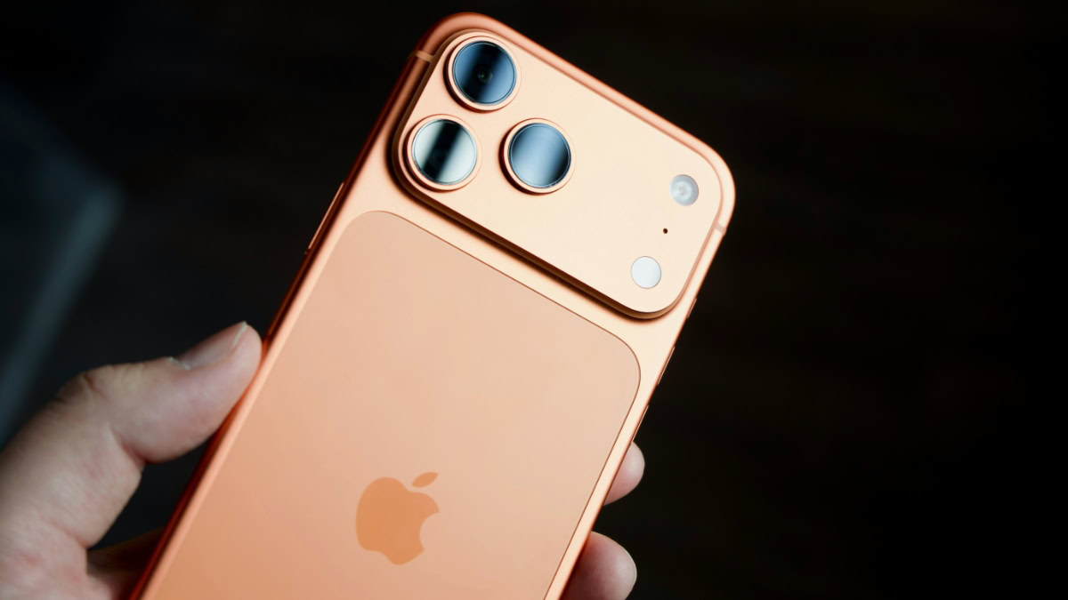 Oranje iPhone 17 Pro Max in hand