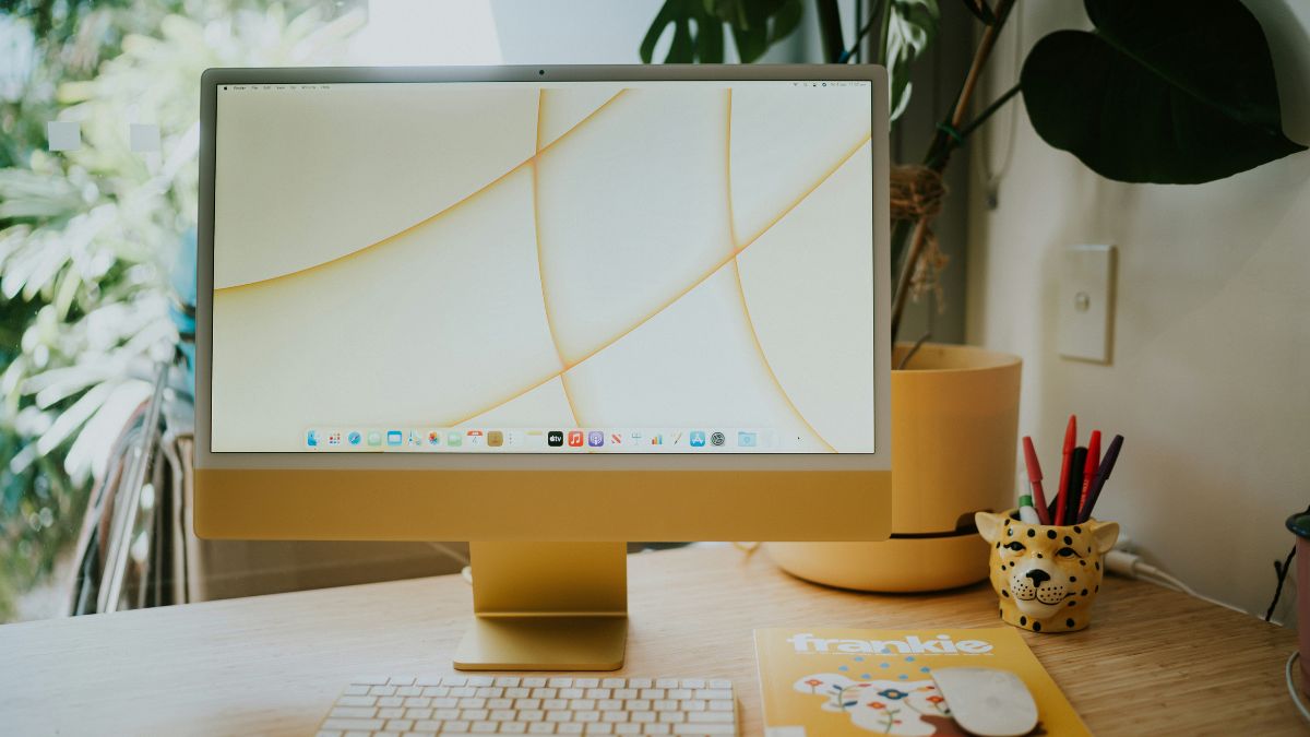 Gele iMac op bureau
