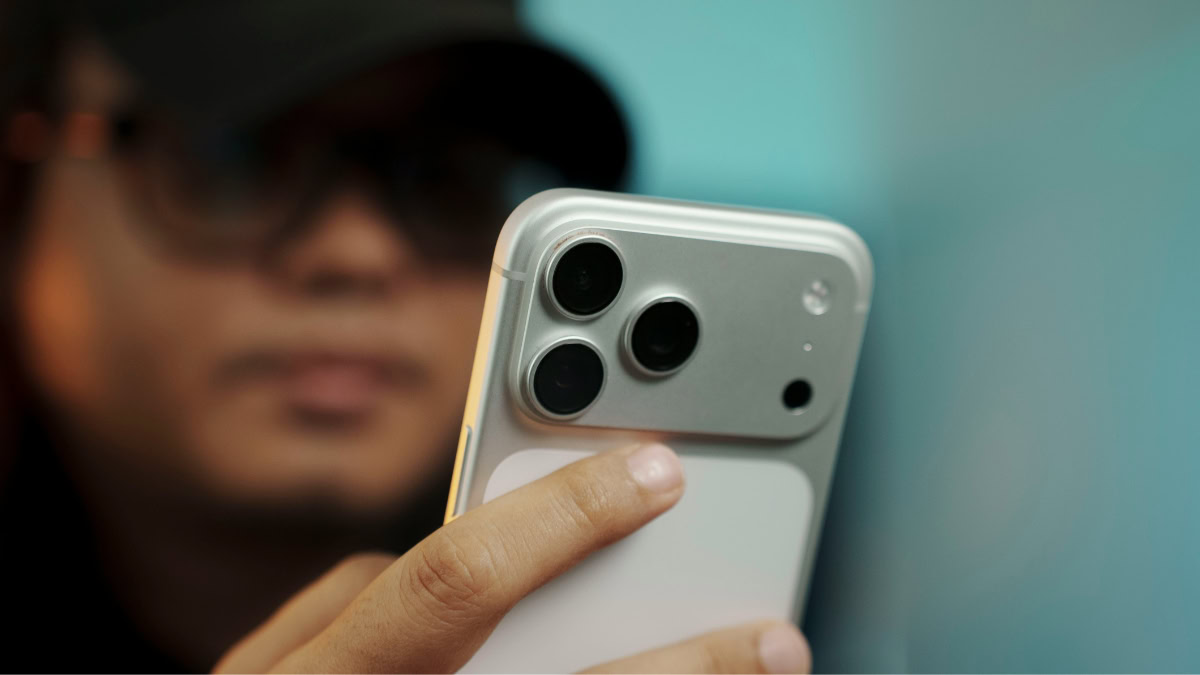 iPhone 17 Pro in hand van man