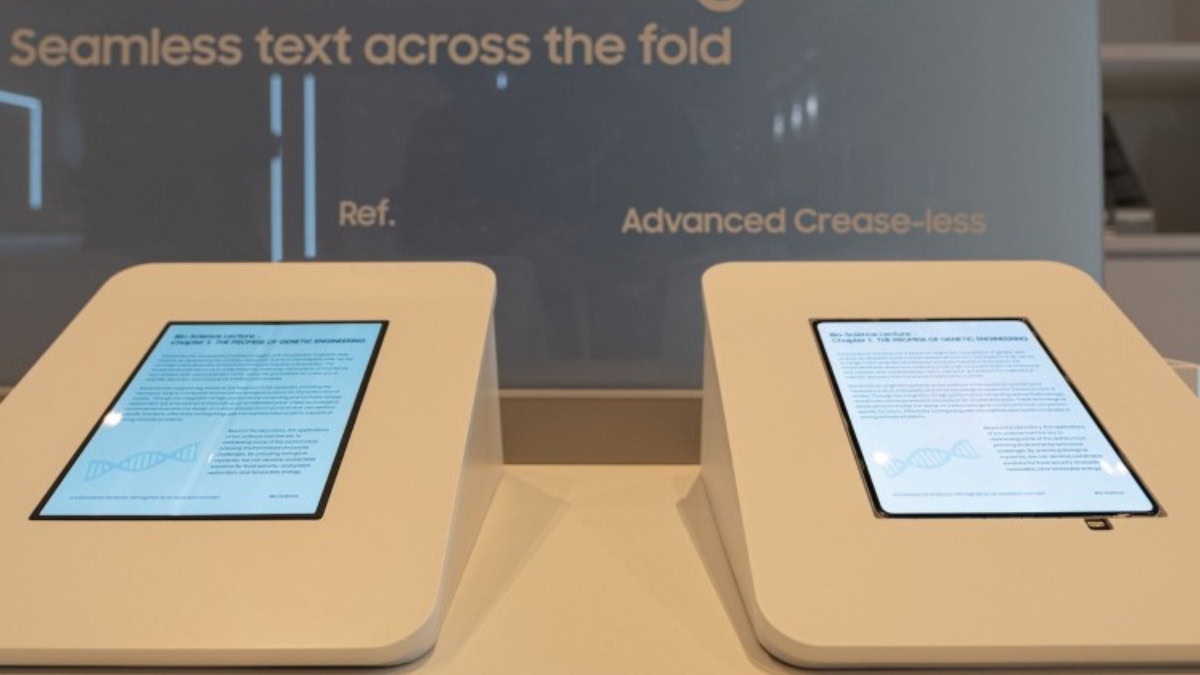 Links display met vouw in standaard, rechts display zonder vouw in standaard