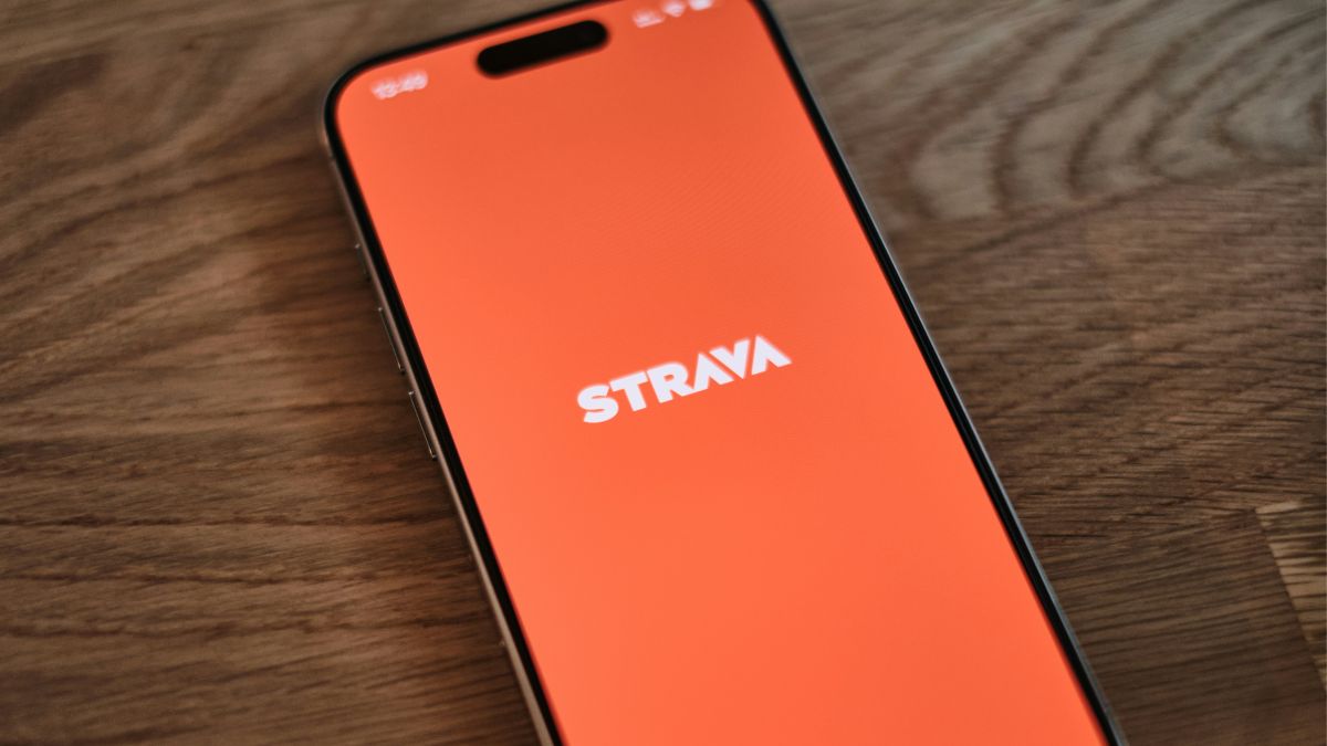 iPhone met strava op houten tafel