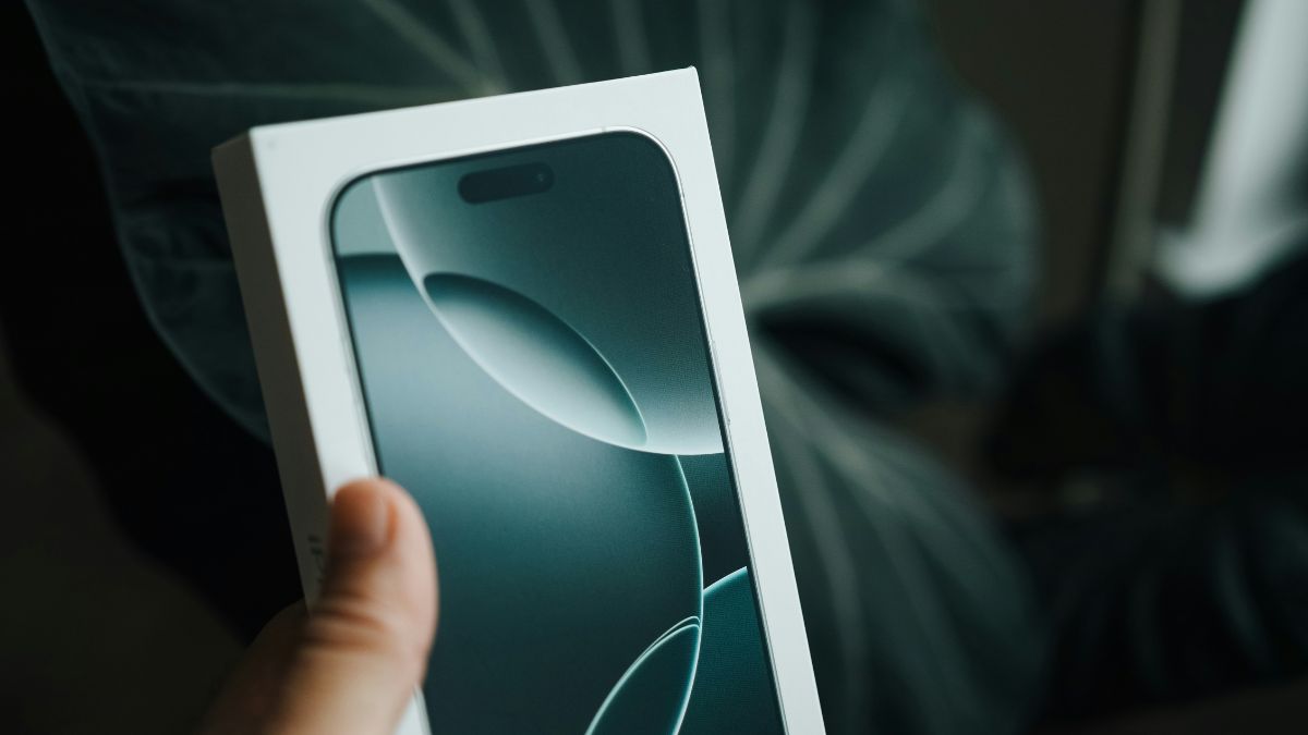 Persoon houdt iPhone verpakking vast