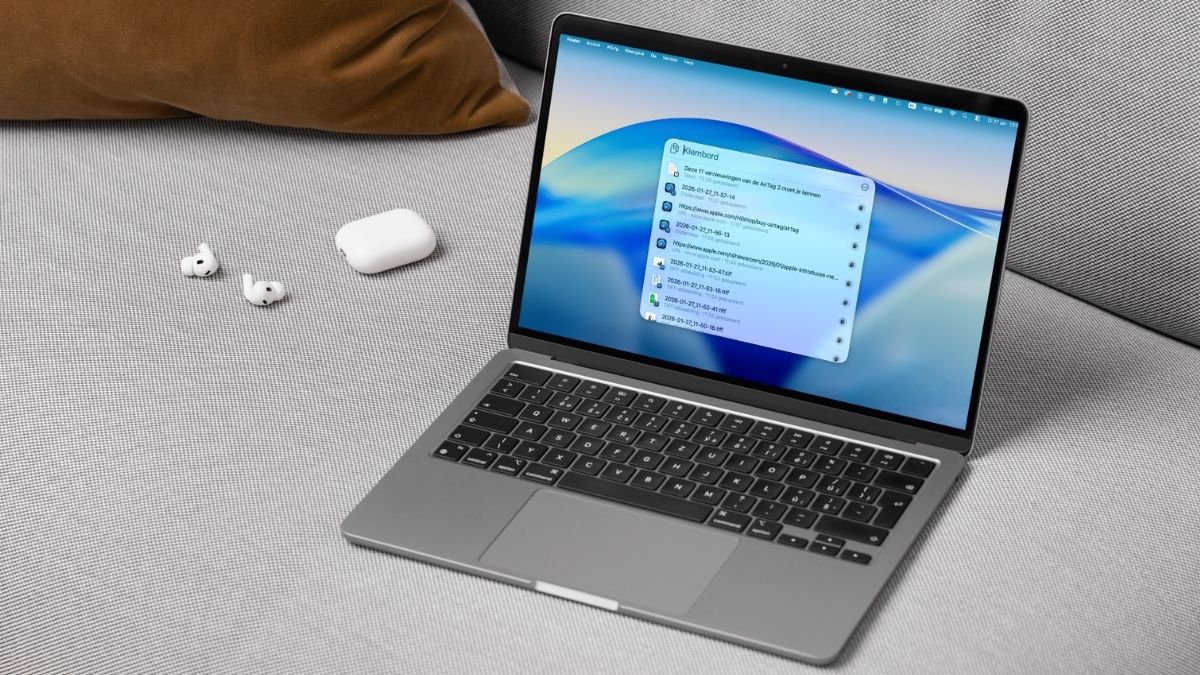 MacBook op bank met klembord geopend