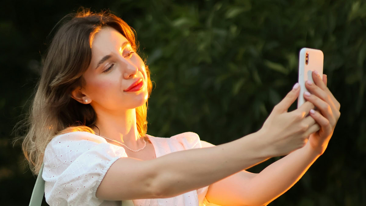 Vrouw die selfie maakt met iPhone